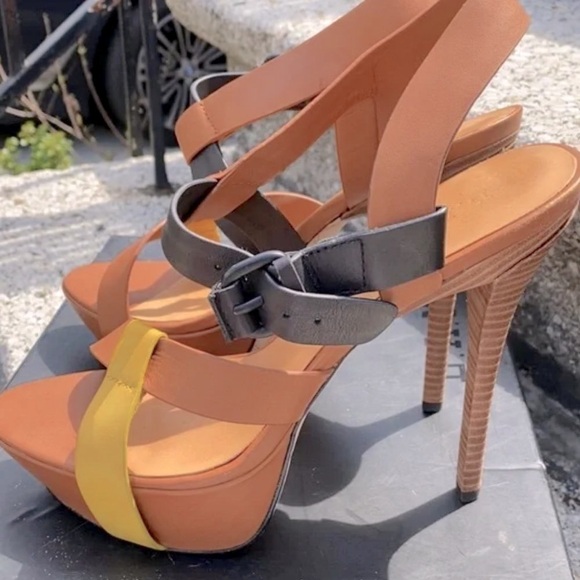 GORGEOUS L.A.M.B. by Gwen Stefani Tan with Blk & Yellow Platform Stiletttosπ π - Picture 8 of 15